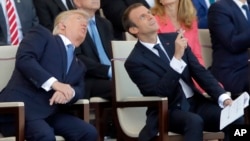 Arhiva - Francuski predsednik Emanuel Makron, desno, i predsednik SAD Donald Tramp tokom tradicionalne vojne parade za Dan Bastilje, koja je obuhvatal prelete vojnih aviona, na Šanzelizeu, Pariz, Francuska, 14. jula 2017. 