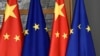 Bendera Uni Eropa dan China terlihat di salah satu gedung di Brussels. China mengatakan kebijakan ekspor Uni Eropa terhadap Beijing “tidak masuk akal." (Foto: melalui AP)