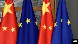 中国与欧盟旗帜 