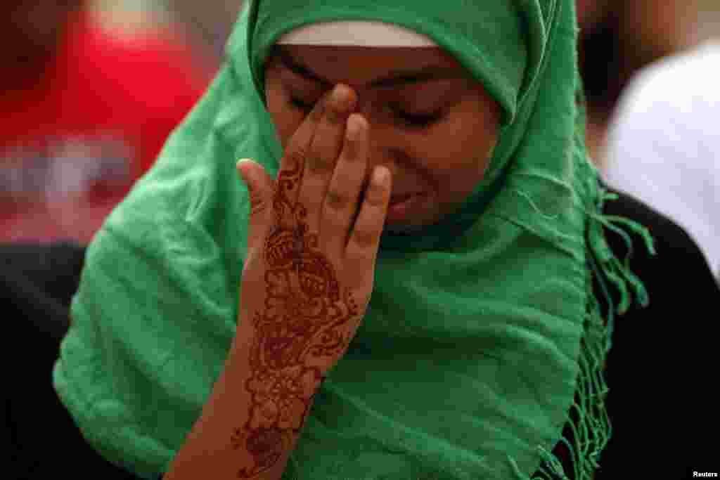 A woman cries during a protest calling for an end to the Israeli air strikes on Gaza at La Constitucion Square in Malaga, southern Spain, July 11, 2014.