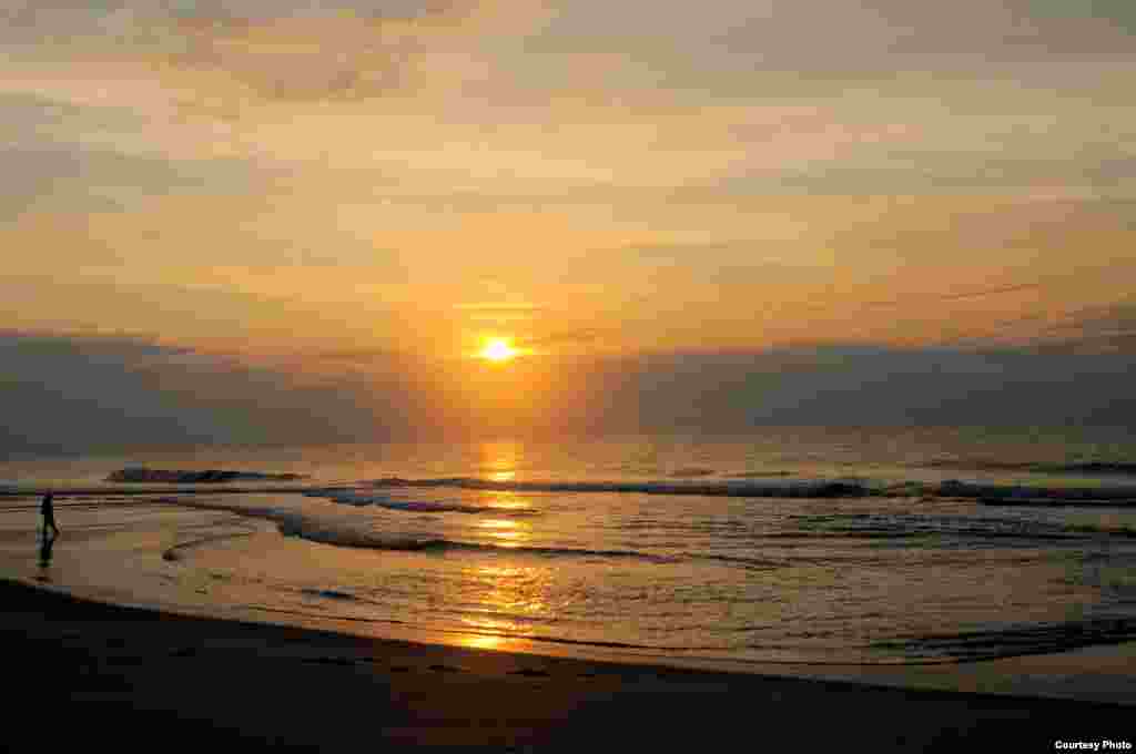Matahari terbit di kota Ocean City, negara bagian Maryland, AS.