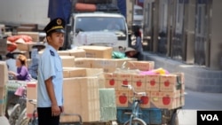 FILE - An officer stands by goods for trade at Tan Thanh Border Gate in Vietnam. (D. Schearf/VOA)