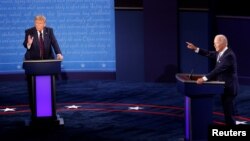 Predsjednik SAD Donald Trump i demokratski predsjednički kandidat Joe Biden učestvuju u prvoj debati u Clevelandu, 29. septembar 2020. (Foto: REUTERS/Brian Snyder)