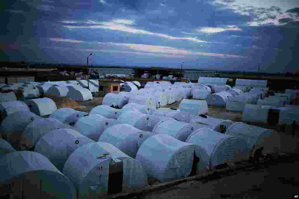 General view of a refugee camp near the Turkish border, in Azaz, Syria, December 9, 2012.