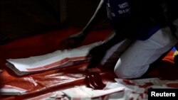 Un agent compte les voix lors de l'élection présidentielle dans un bureau à Monrovia, le 10 octobre 2017.