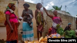 Mulheres zungueiras na praça do Avô Kumbi em Luanda, Angola. FOTO DE ARQUIVO