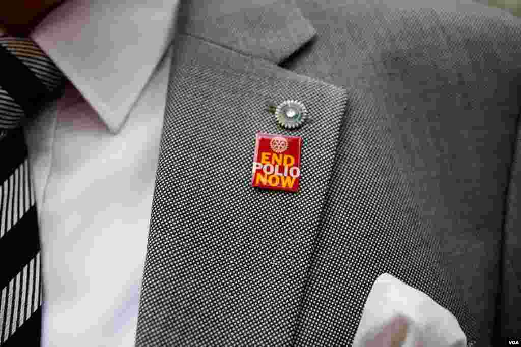 Seorang pegawai Kementerian Kesehatan Mesir dalam acara kampanye vaksinasi polio memakai pin "Akhiri Polio Sekarang" di Kairo (17/11). (VOA/Yuli Weeks)