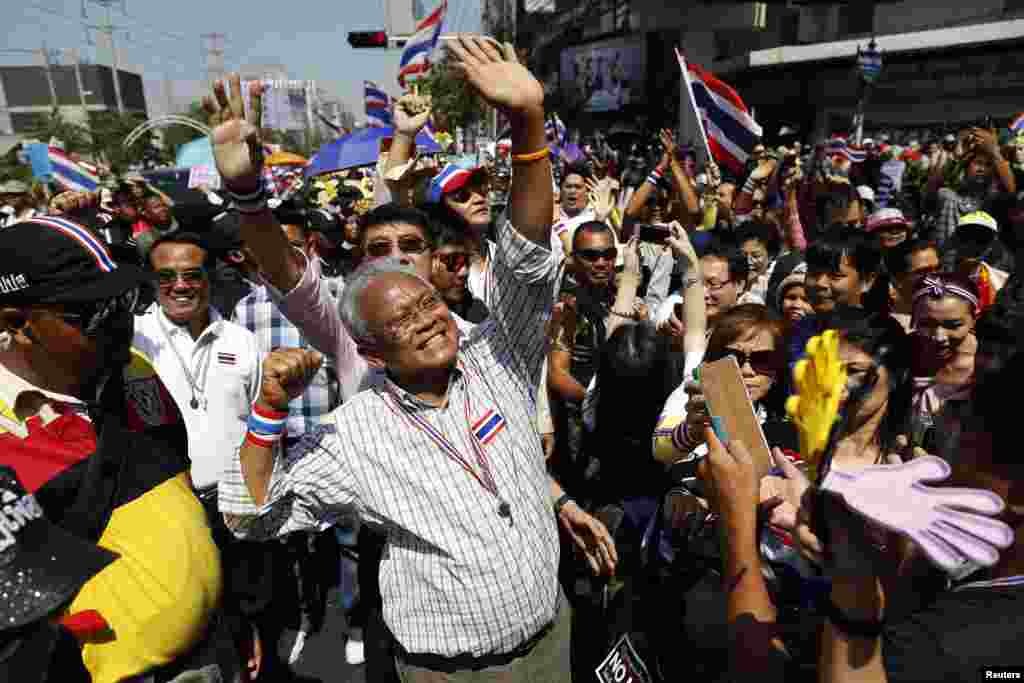 Protest leader Suthep Thaugsuban greets the crowd as he leads anti-government protesters marching through Bangkok, Jan. 31, 2014.