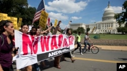 Manifestantes en frente del Capitolio en Washington. El presidente tiene una tarea dificil para convencer al público de la necesidad de atacar militarmente a Siria.