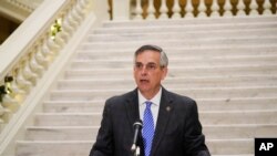 Le secrétaire d'État de Géorgie, Brad Raffensperger lors d'une conférence de presse le vendredi 20 novembre 2020 à Atlanta. Le haut responsable des élections de Géorgie a déclaré qu'il certifierait que Joe Biden a remporté la présidentielle de l'État après un décompte à la main.
