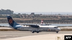Pesawat ATR 72-500 milik maskapai penerbangan Israir Airlines mendarat di bandara internasional Larnaca, Siprus, 9 Juni 2020. (Foto: Iakovos HATZISTAVROU / AFP). 
