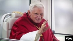 El Papa Benedicto XVI saluda a la multitud que lo recibió en España durante los tres días de su visita.
