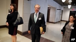 Emily Horne (à gauche), Colin Crowell (centre) et Elizabeth Banker de Twitter avant leurs dépositions à huis-cluis devant les commissions parlementaires du renseignement, Capitol Hill, Washington, le 28 septembre 2017. 