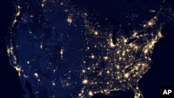 Esta imagen compuesta proporcionada por la NASA y ensamblada con datos del satélite Suomi NPP en abril y octubre de 2012 usa la Suite de Radiometría de Imágenes Infrarrojas Visibles (VIIRS) del satélite, para mostrar las luces de EE.UU. por la noche. 