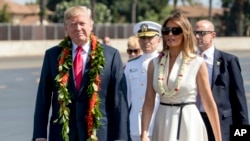 Le président Donald Trump et la première dame Melania Trump portent des leis à leur arrivée à la base commune de Pearl Harbor Hickam, Hawaï, 3 novembre 2017. 