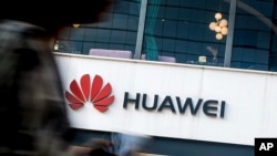 Huawei es una de las compañías que han avanzado la nueva tecnología 5G para redes cibernéticas, pero EE.UU. sospecha que espía para China.