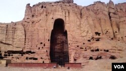 طالبان در سال ۱۳۷۹ هر دو مجسمۀ بودا را در بامیان تخریب کردند