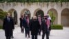 Una foto proporcionada por el Palacio Real de Jordania el 11 de abril de 2021 aparecen el rey Abdalá II (frente derecha) y el príncipe Hassan (segunda fila derecha) y otros miembros de la familia real.
