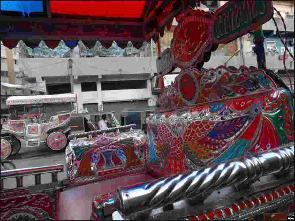 اکثر حالات کی خرابی اور جرائم کی وارداتوں میں اضافے کےباعث لوگ اس 'کھلی' سواری کے بجائے بند گاڑیوں کو ترجیح دیتے ہیں
