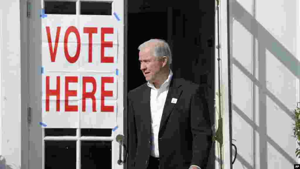Le sénateur républicain d'Alabama, Jeff Session en train de quitter un bureau de vote après avoir voté à l'église baptiste Hillcrest à Mobile, en Alabama, le 4 novembre 2014.