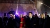Le président français Emmanuel Macron et son épouse Brigitte en visite sur le site de la cathédrale Notre-Dame, ravagée par un incendie, le 16 avril 2019. REUTERS / Philippe Wojazer / Pool
