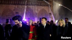 Le président français Emmanuel Macron et son épouse Brigitte en visite sur le site de la cathédrale Notre-Dame, ravagée par un incendie, le 16 avril 2019. REUTERS / Philippe Wojazer / Pool
