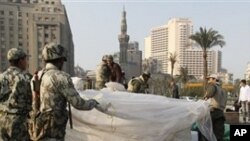 O conselho militar no Egipto dissolveu o parlamento e suspendeu a constituição