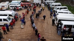 Distribution alimentaire durant l'épidémie de coronavirus dans le canton d'Alexandra, en Afrique du Sud, le 28 avril 2020.