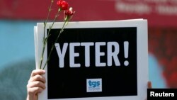 Anggota Perserikatan Wartawan Turki (TGS) mengangkat poster yang berbunyi “Cukup!” dalam demonstrasi yang menandai Hari Kebebasan Pers Dunia di pusat kota Istanbul, Turki, 3 Mei 2017 (foto: REUTERS/Murad Sezer)
