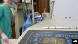 Un médico manipula un respirador en el hospital de la universidad de Carolina del Norte. Foto del 8 de noviembre de 2013.