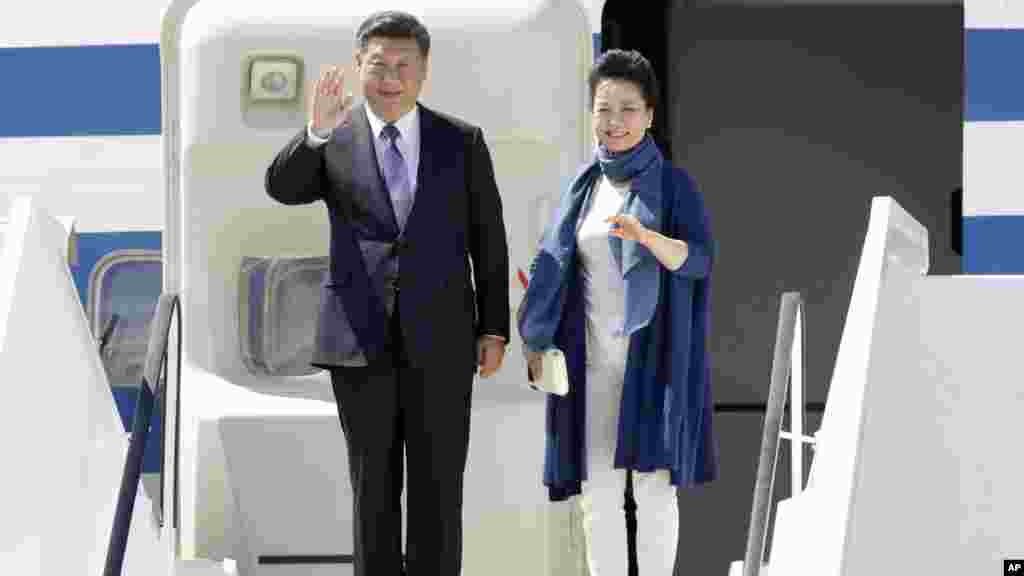 Le président chinois Xi Jinping, et son épouse Peng Liyuan descendent de l'avion après leur atterrissage à Hambourg, Allemagne, le 6 juillet 2017.