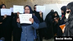 تصویری از تجمع زنان ایرانشهری که خواستار برخورد با متجاوزان به دختران شدند.