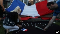 En Francia tres hombres relacionados con el autor de la matanza fueron detenidos este sábado.