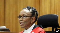 Une juge prononçant une sentence dans un tribunal de Pretoria, Afrique du Sud, 21 octobre 2014.