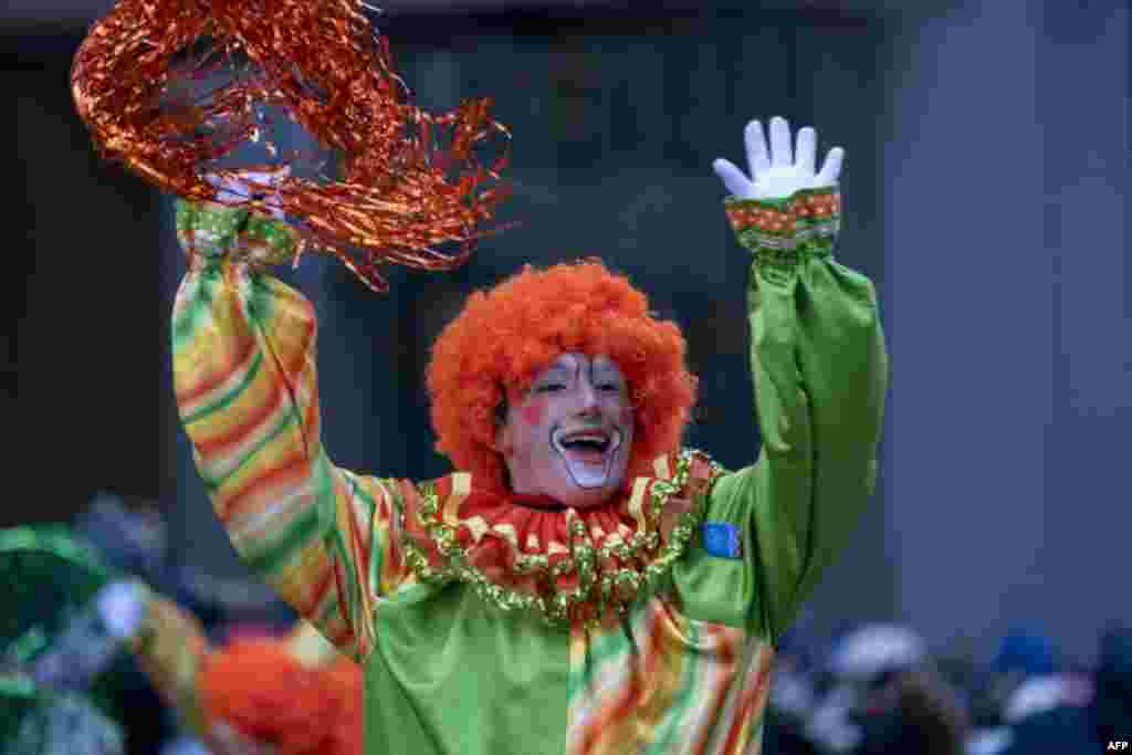 Un payaso saluda a la multitud en un evento que todos los años está abierto para todo el público; una buena oportunidad para admirar los globos y grandes artistas.