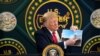 Trump muestra una fotografía en la que se puede ver una sección del muro que separa a Estados Unidos y México. Yuma, Arizona, junio 23 de 2020.