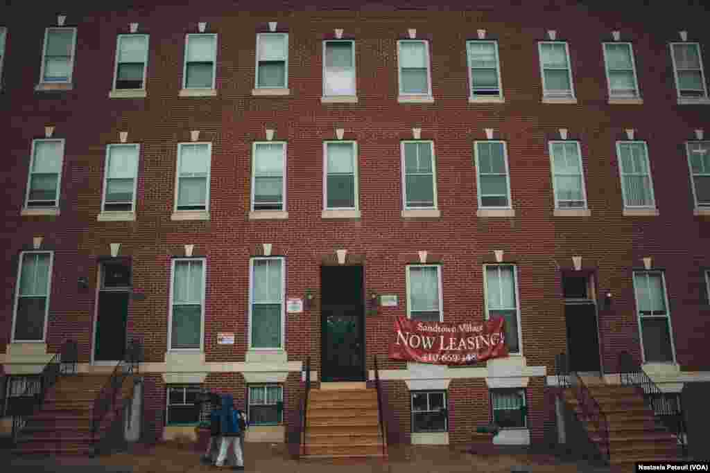 Habitat for Humanity a été l'origine de nouvelles habitations pour remplacer les maisons abandonnées - près de 45 000 - dans la ville de Baltimore, le 6 mai 2016. (VOA/ Nastasia Peteuil)