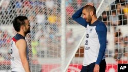 Valbuena (g.) et Benzema (d.) lors d'une session d'entraînement au Brésil, le 10 juin 2014. (AP Photo/David Vincent)