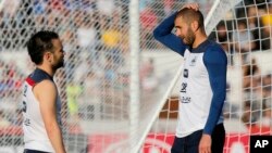 Valbuena, à gauche, et Benzema, à droite, lors d'une session d'entraînement au Brésil, le 10 juin 2014. 