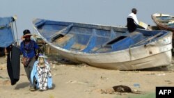 Un homme au port de Charca Nouadibou où des candidats à l’immigration clandestine pour l’Europe prennent des bateaux pour les côtes d'Espagne et d'Italie, le 11 mars 2006.