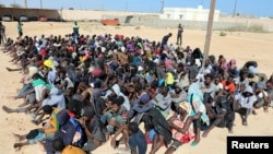 Les migrants assis dans le centre de détention à Zuwarah en Libye, le 10 octobre 2017
