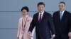 中国国家主席习近平和香港特首林郑月娥2018年10月23日参加在珠海举行的港珠澳大桥的开通仪式。