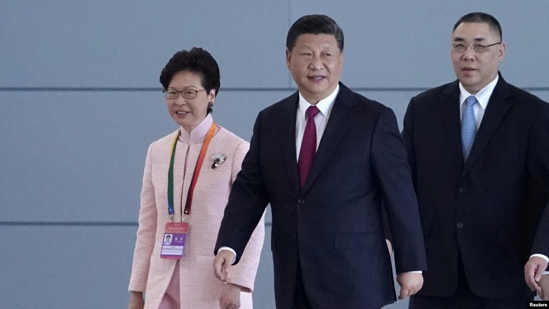 中國國家主席習近平和香港特首林鄭月娥2018年10月23日參加在珠海舉行的港珠澳大橋的開通儀式。(路透社) 