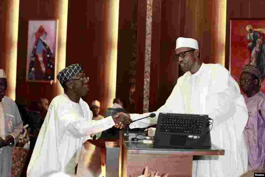  Ministan Ayyukan Gona Audu Ogbeh Suna Gaisawa Da Muhammadu Buhari