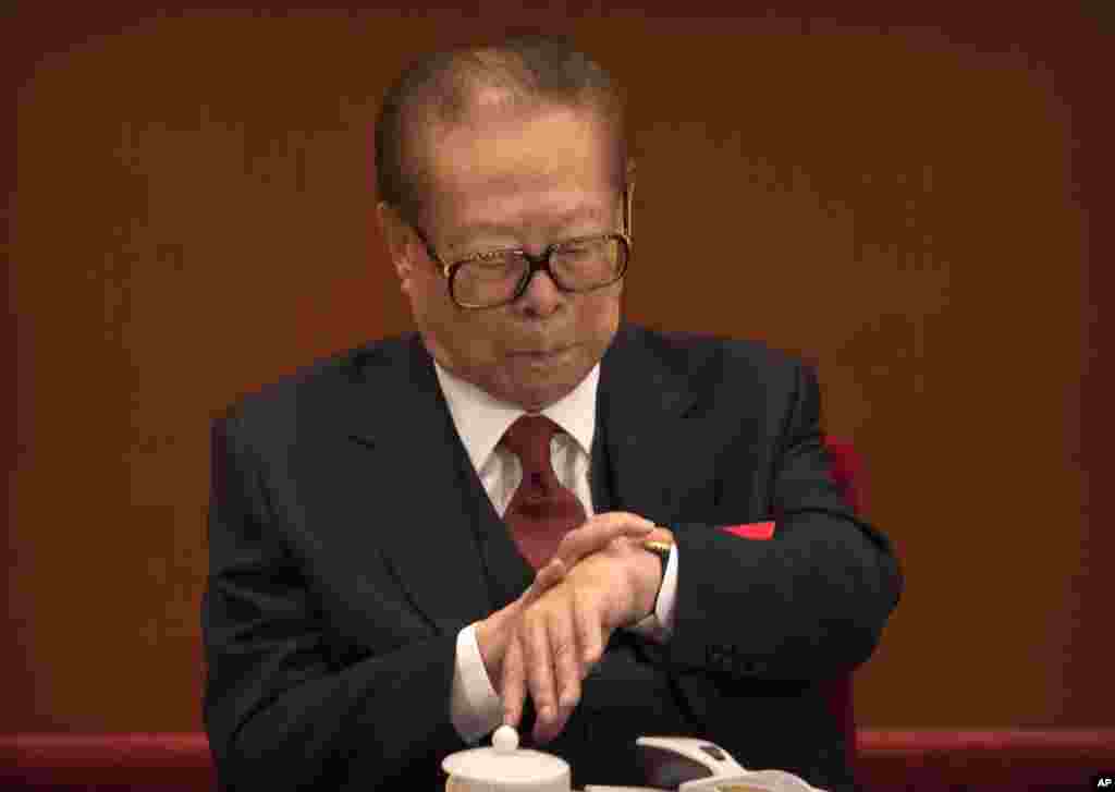 中国前领导人江泽民在北京人大会堂召开的中共19大开幕式上看手表(2017年10月18日)。加拿大《环球邮报》驻北京记者在推特上写道,在习近平两个小时的讲话中,江泽民九次看表。