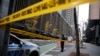 Un oficial de policía de Nueva York se encuentra en la calle 54 frente al Hotel Hilton en el centro de Manhattan, donde Brian Thompson, director ejecutivo de UnitedHealthcare, recibió un disparo mortal el miércoles 4 de diciembre de 2024 en Nueva York. AP