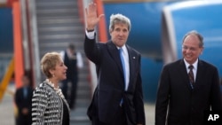 John Kerry llegó a la base militar La Aurora, en la ciudad de Guatemala. Su primer compromiso es una reunión con el presidente guatemalteco. 