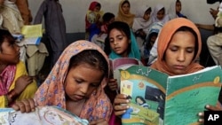 پشاور میں لڑکیوں کا یہ عارضی سکول اس وقت بنایا گیا جب شدت پسندوں نے ان کے مستقل سکول کو آگ لگا دی تھی
