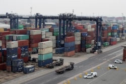 Pelabuhan peti kemas Felixstowe, Inggris, dilihat dari jembatan kapal kargo AAL Kobe, 16 April 2019. (REUTERS / Chris Radburn)