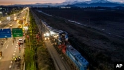 La policía inspecciona dos trenes que chocaron en San Bernardo, Santiago, Chile, el jueves 20 de junio de 2024.